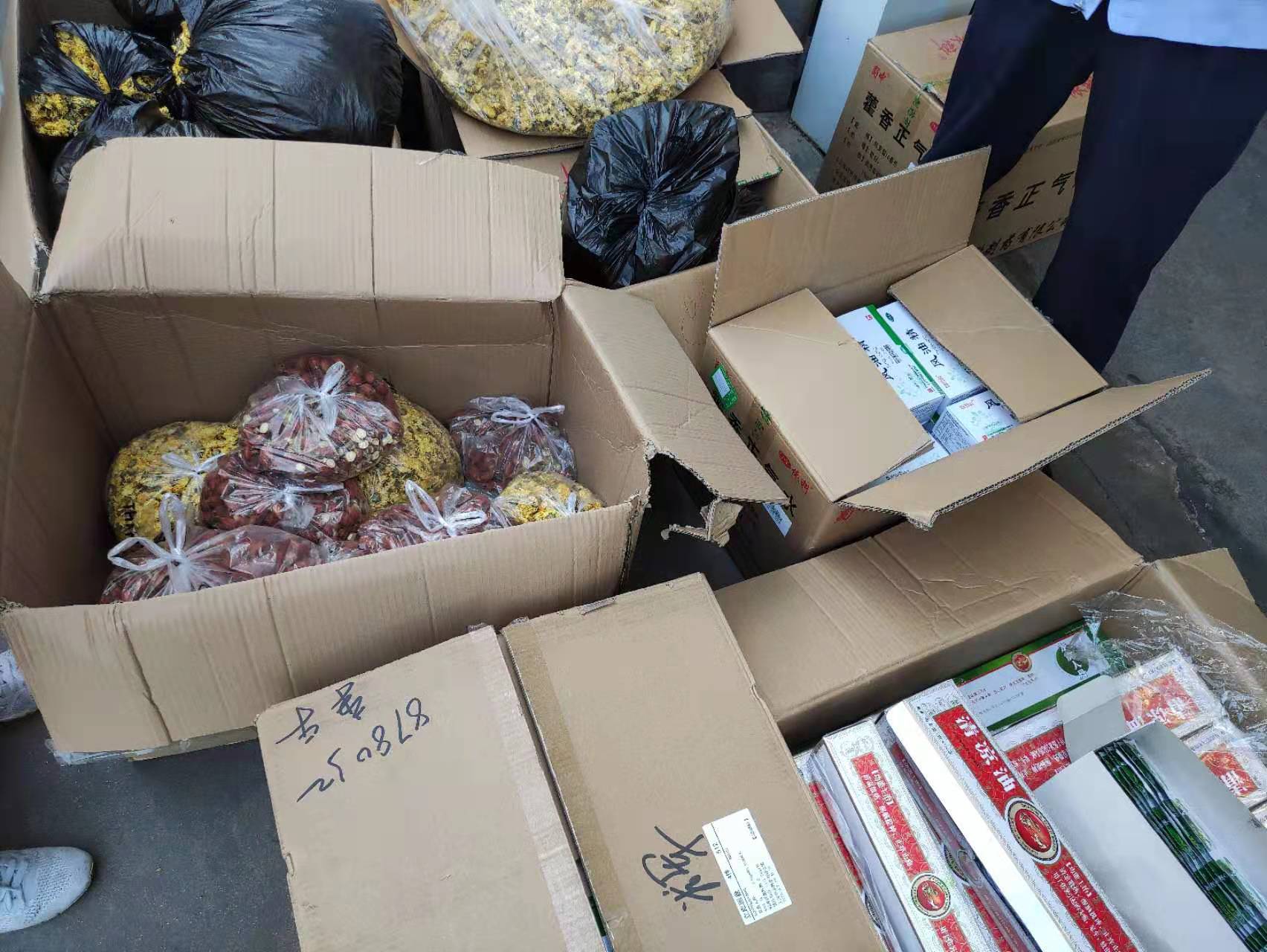 1657872901378858.jpg 發(fā)放防暑降溫用品2.jpg